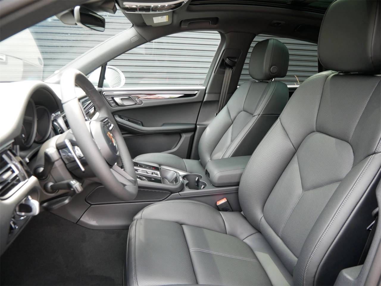 2025 Porsche Macan Base photo 5