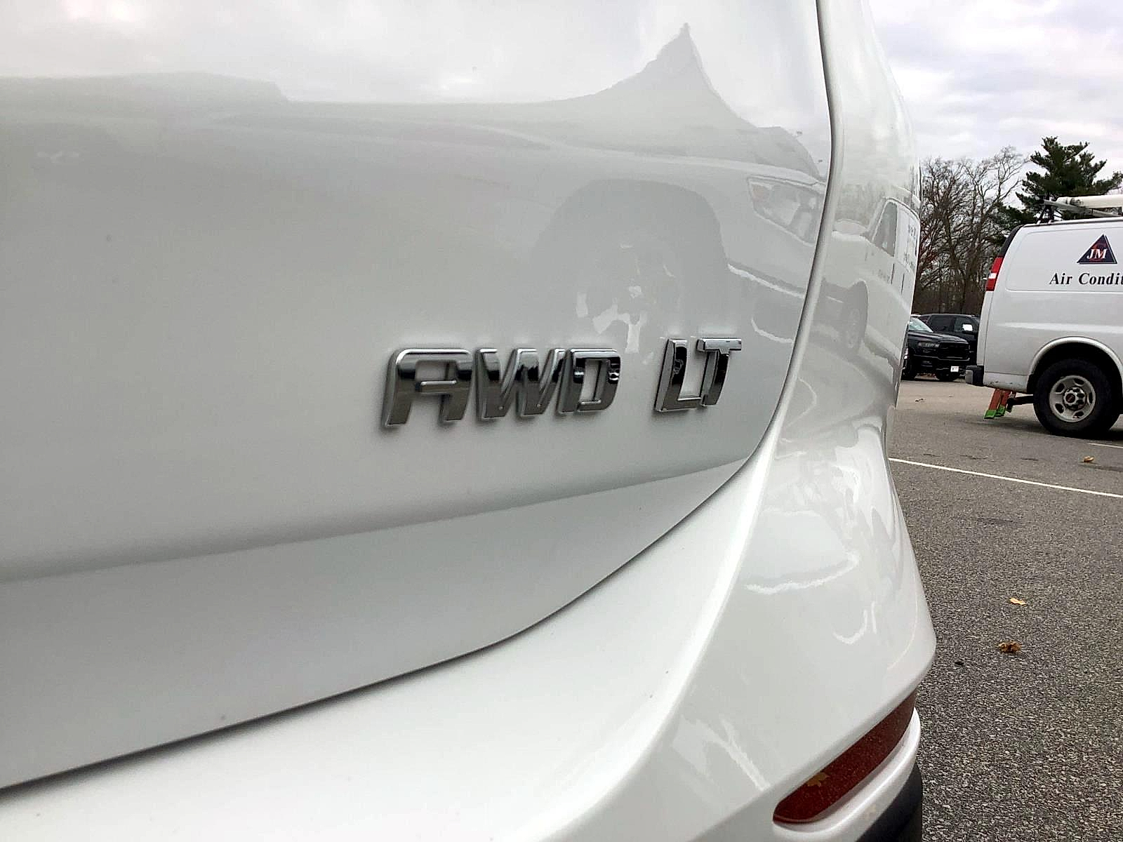 2022 Chevrolet Equinox LT photo 2