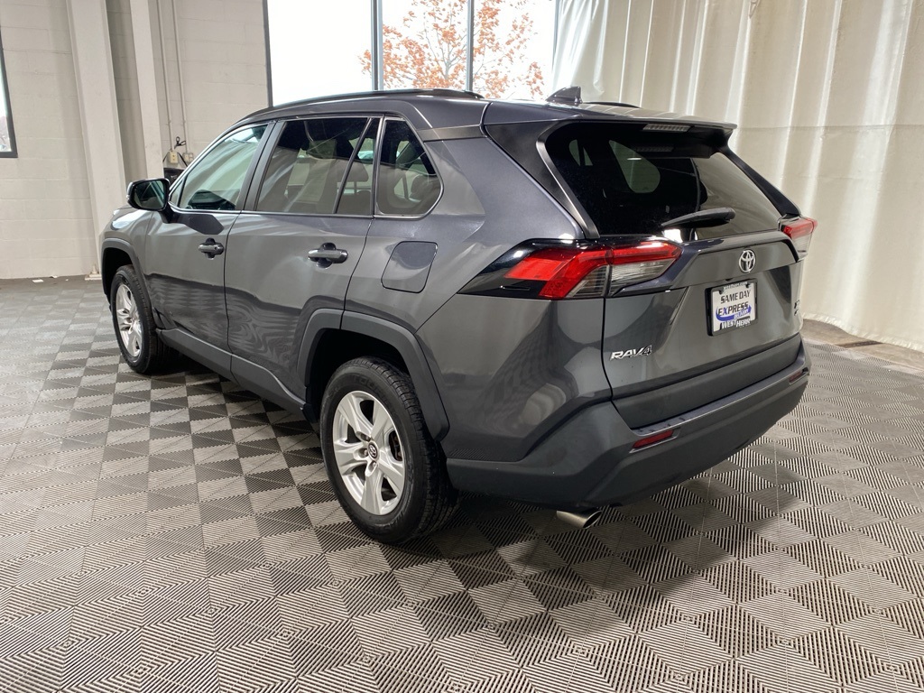 2021 Toyota RAV4 XLE photo 3