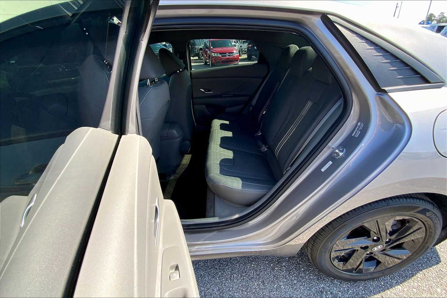 2023 Hyundai Elantra SEL photo 19