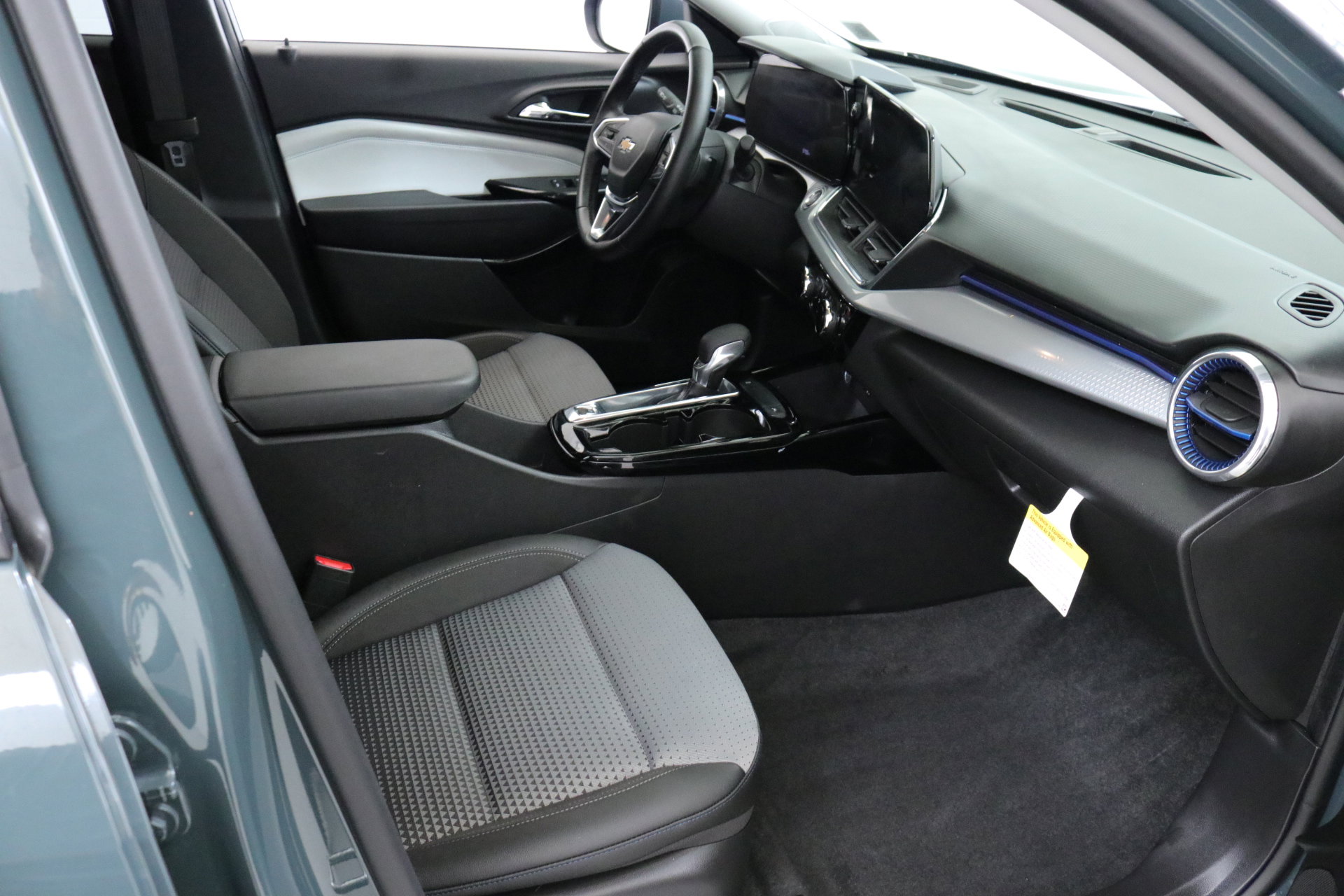 2025 Chevrolet Trax LT photo 25