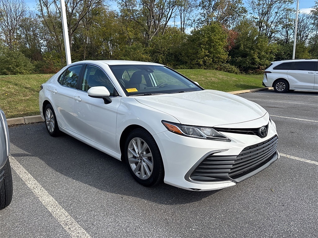 2022 Toyota Camry LE photo 2