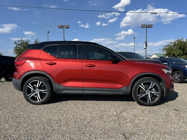 2021 Volvo XC40 R-Design photo 3