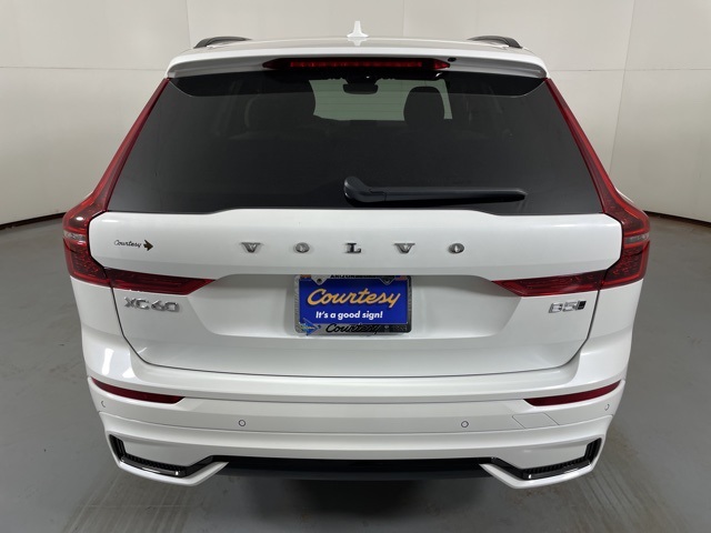 2026 Volvo XC60 Plus photo 7