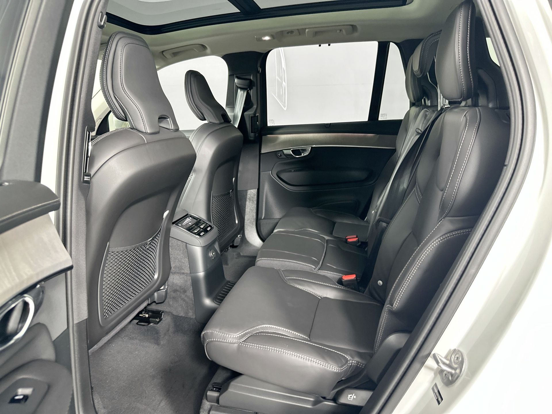 2025 Volvo XC90 T8 photo 16