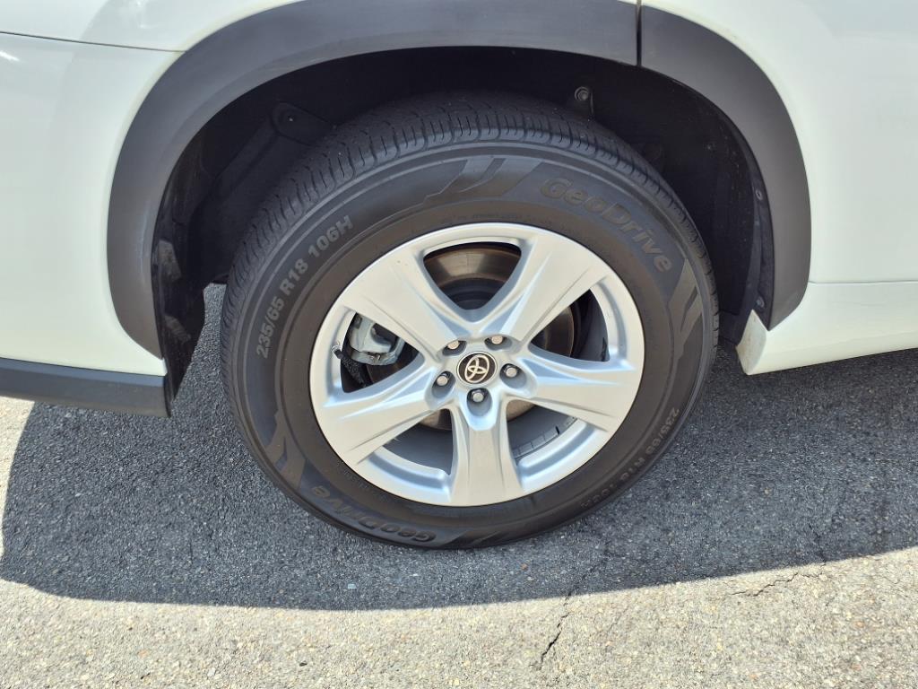 2020 Toyota Highlander LE photo 16