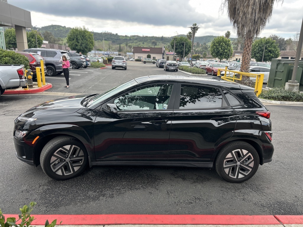 Used 2023 Black Hyundai Limited image 4