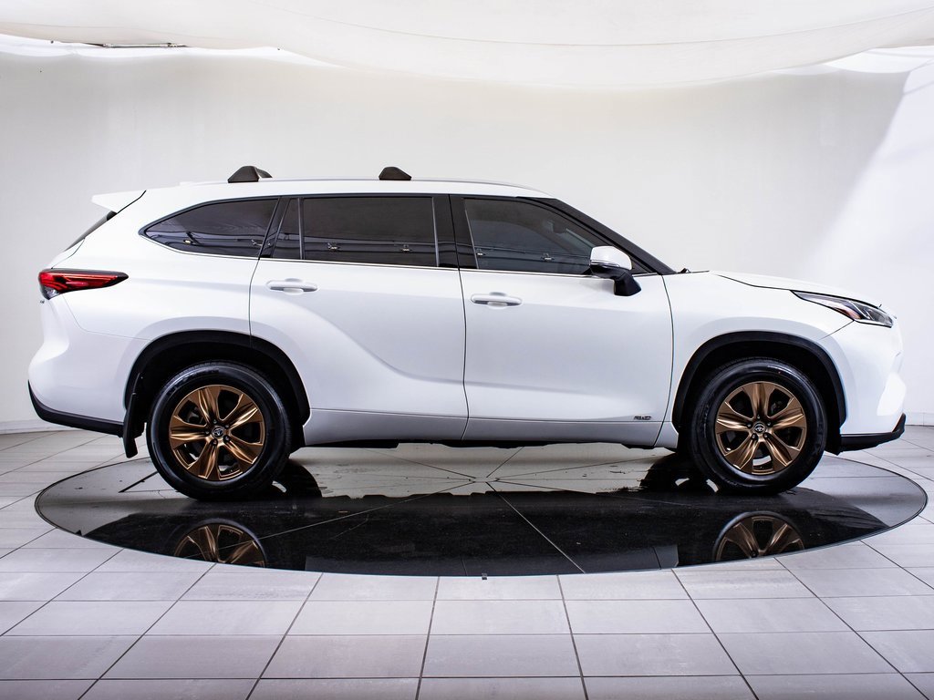 2022 Toyota Highlander Hybrid Bronze Edition photo 11