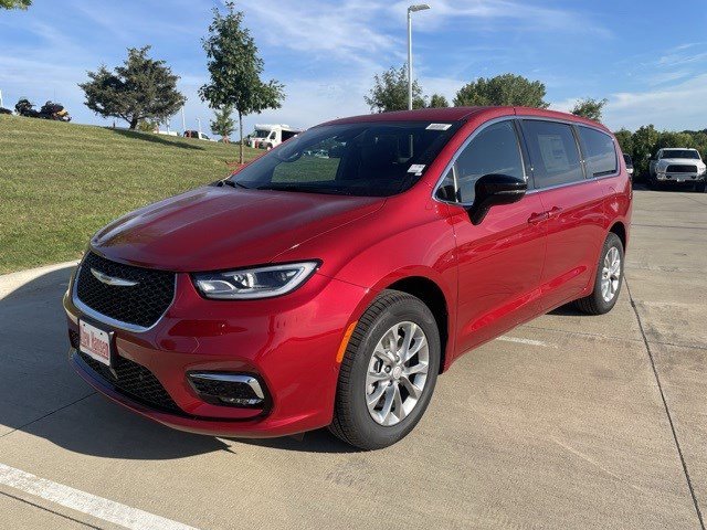 2026 Chrysler Pacifica Select's photo