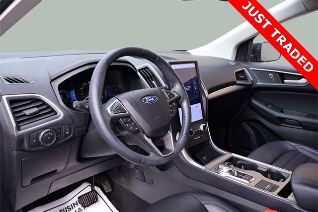 2022 Ford Edge SEL photo 2