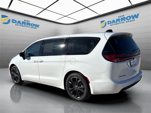 2026 Chrysler Pacifica photo 3