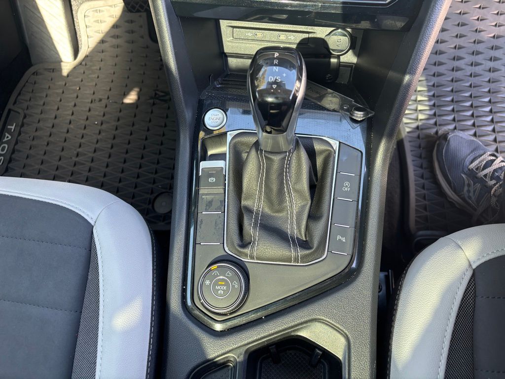2025 Volkswagen Taos SE photo 14