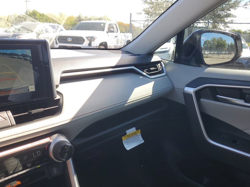 2025 Toyota RAV4 XLE photo 21