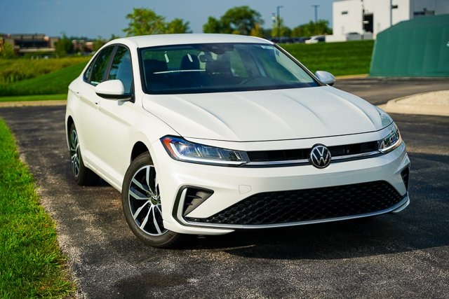2025 Volkswagen Jetta 1.5T SE photo 3