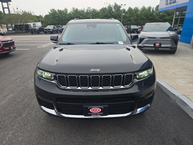 2022 Jeep Grand Cherokee Limited photo 2