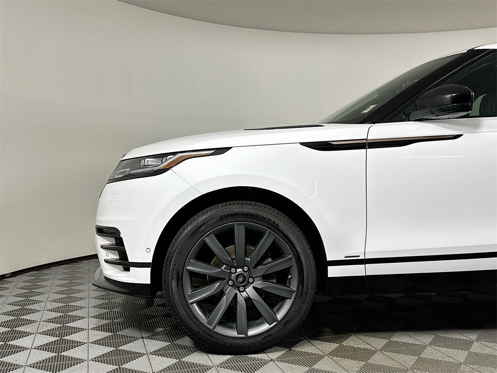 Used 2018 Fuji White Land Rover SE R-Dynamic image 9