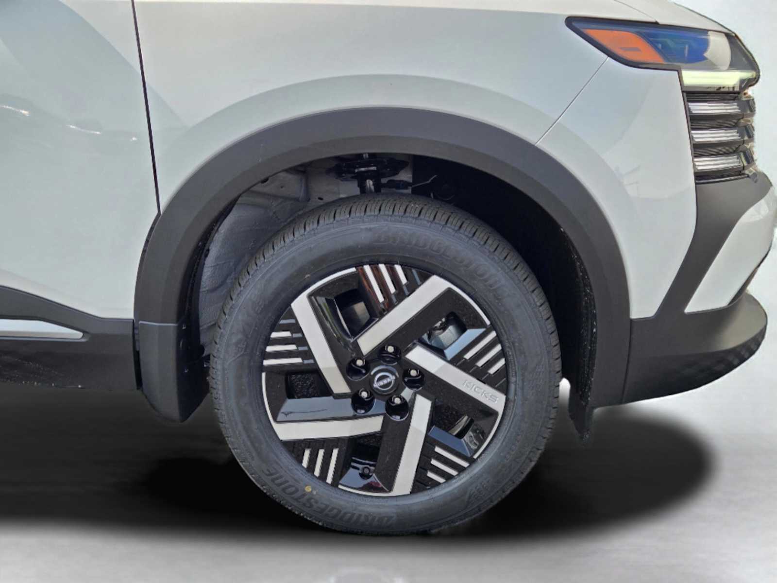 2025 Nissan Kicks SV photo 4