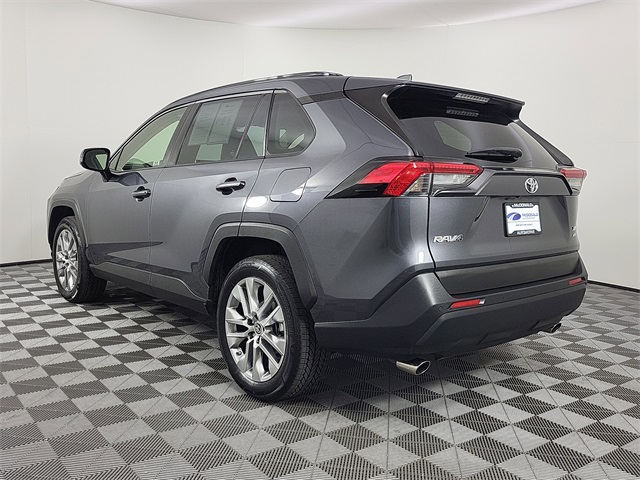 2019 Toyota RAV4 XLE Premium photo 3