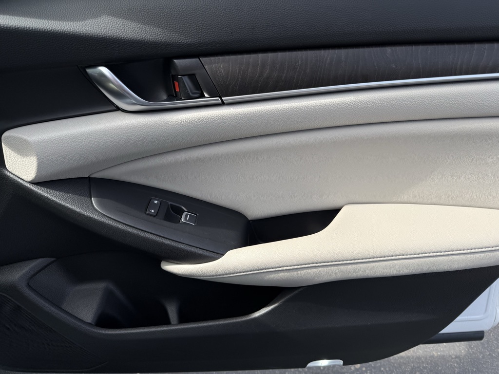 2021 Honda Accord Touring 2.0T photo 8