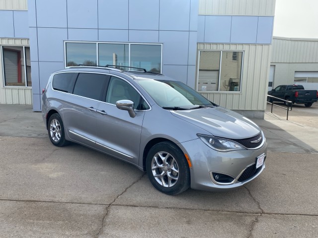 2017 Chrysler Pacifica Limited's photo