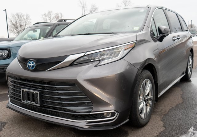 2024 Toyota Sienna Limited's photo
