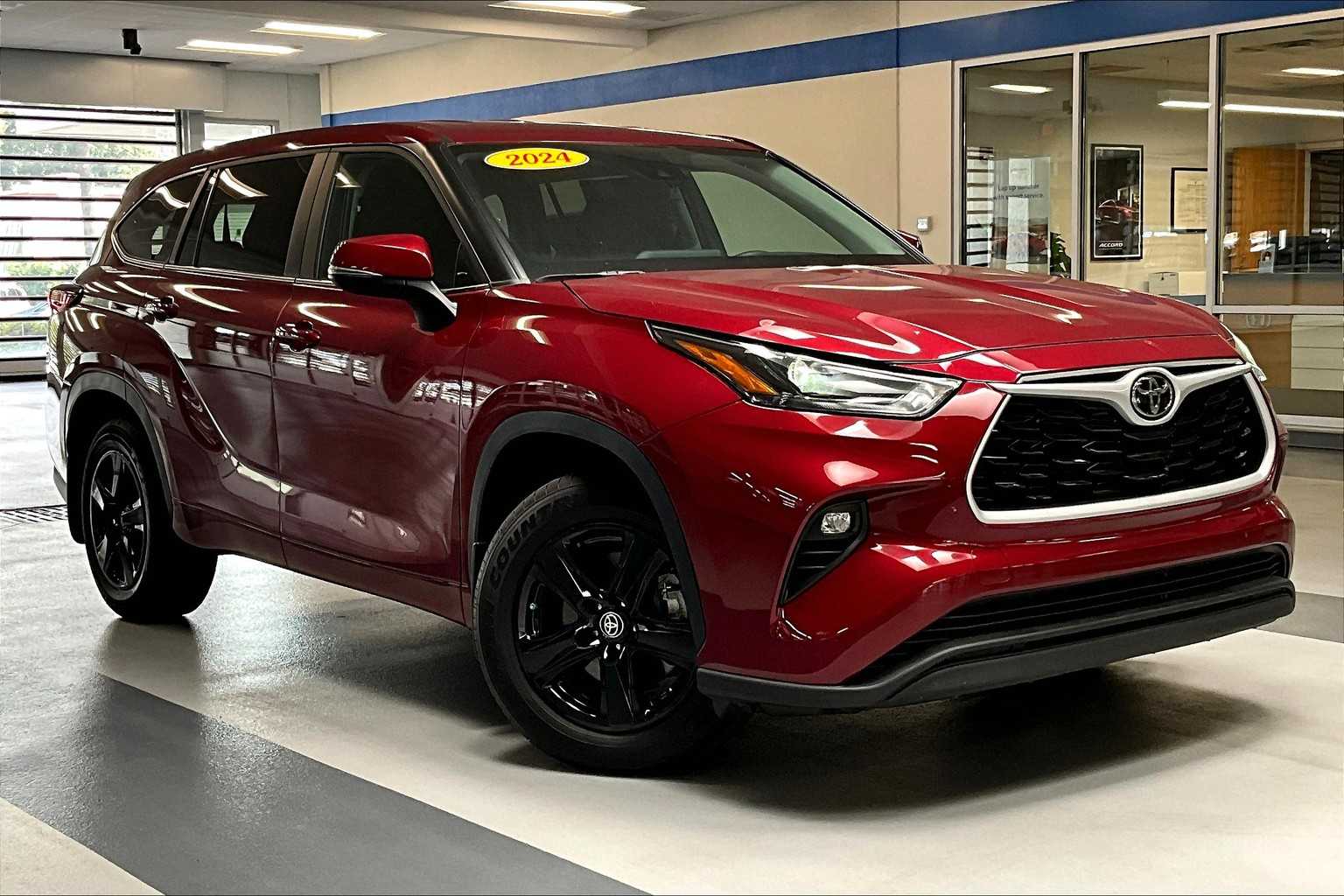 2024 Toyota Highlander LE photo 2