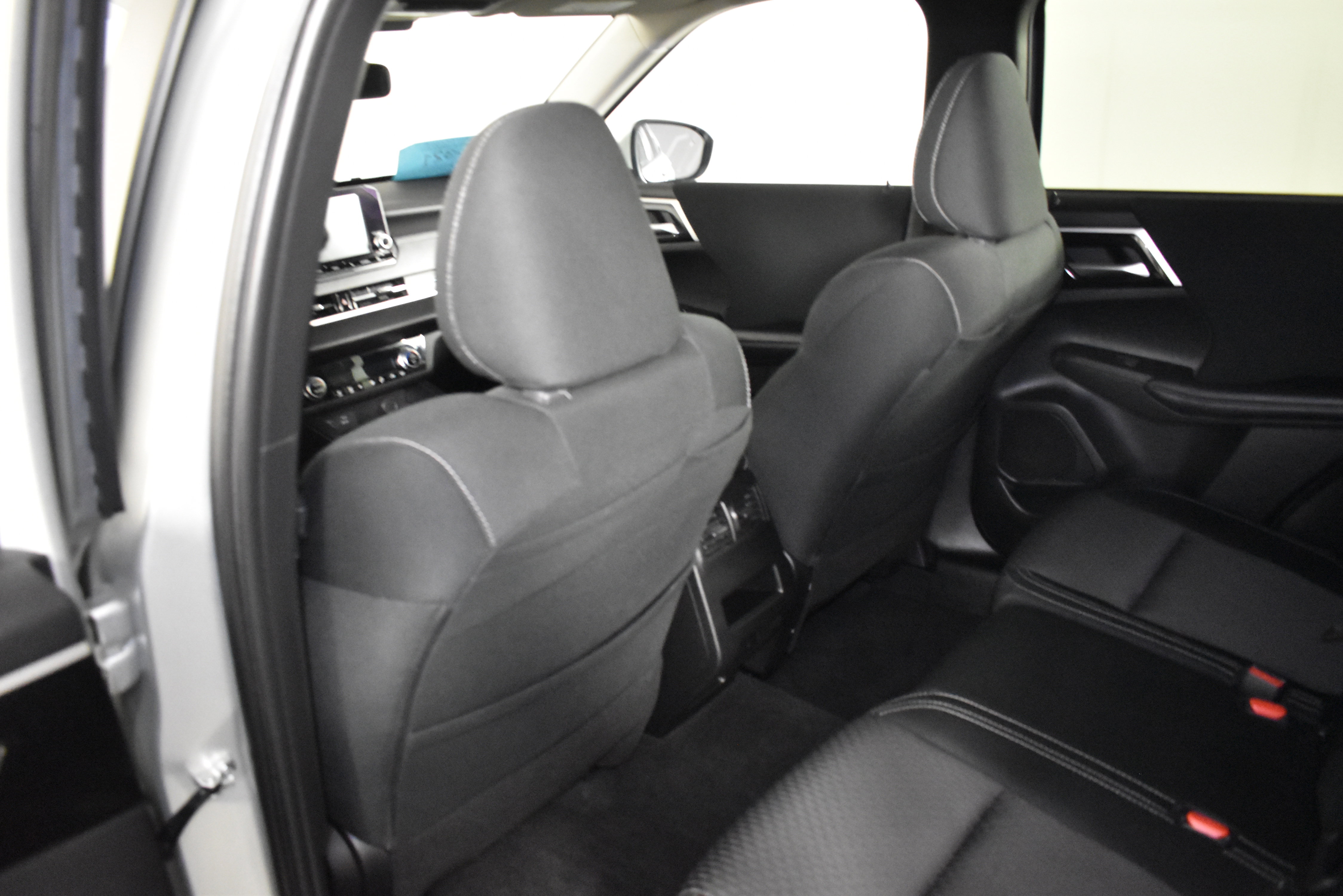 2024 Mitsubishi Outlander ES photo 2