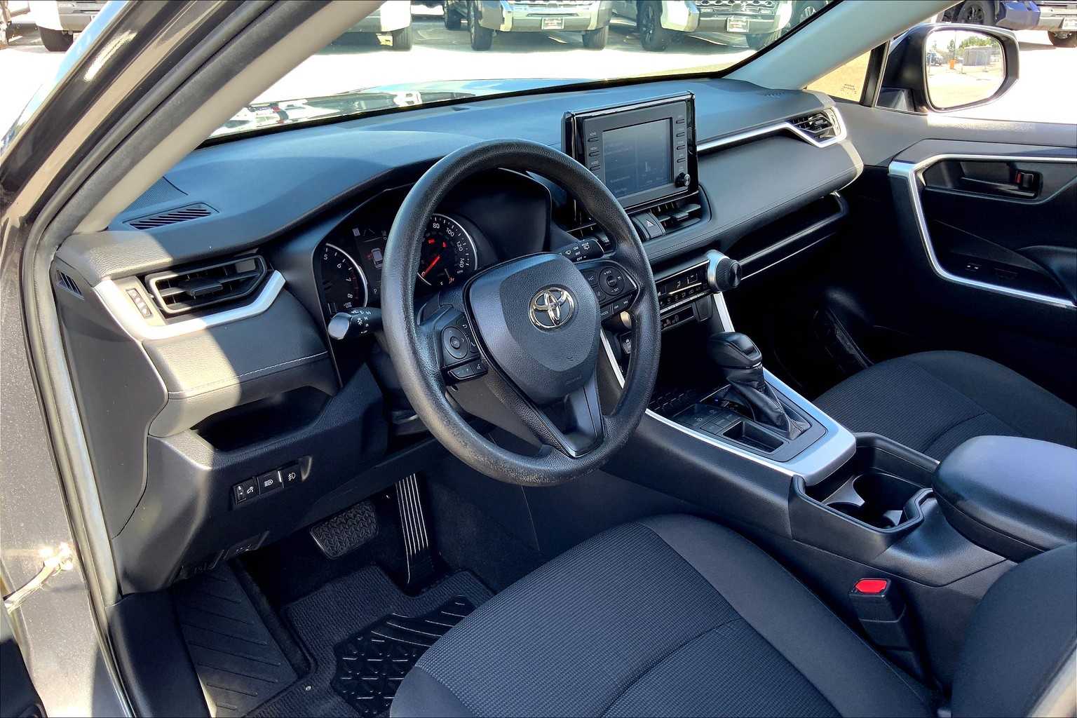 2019 Toyota RAV4 LE photo 16