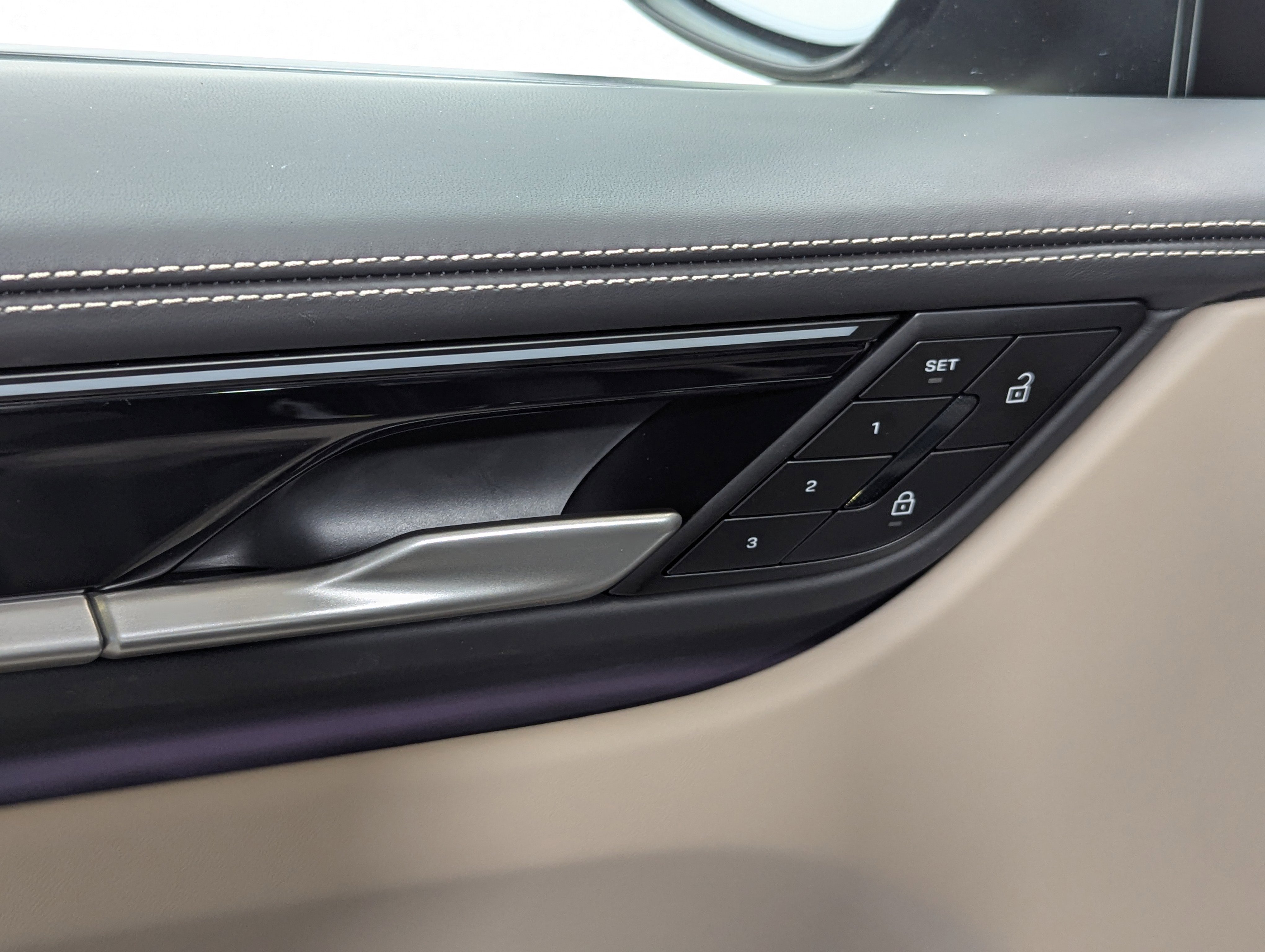 2025 Porsche Macan Electric photo 2