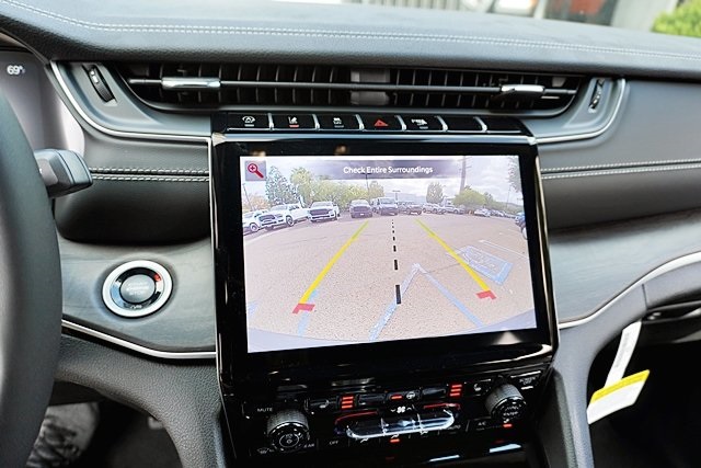 New 2025 Baltic Gray Metallic Clear-Coat Exterior Paint Jeep Limited image 33