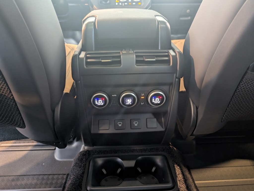 2025 Land Rover Defender 130 X-Dynamic SE photo 25