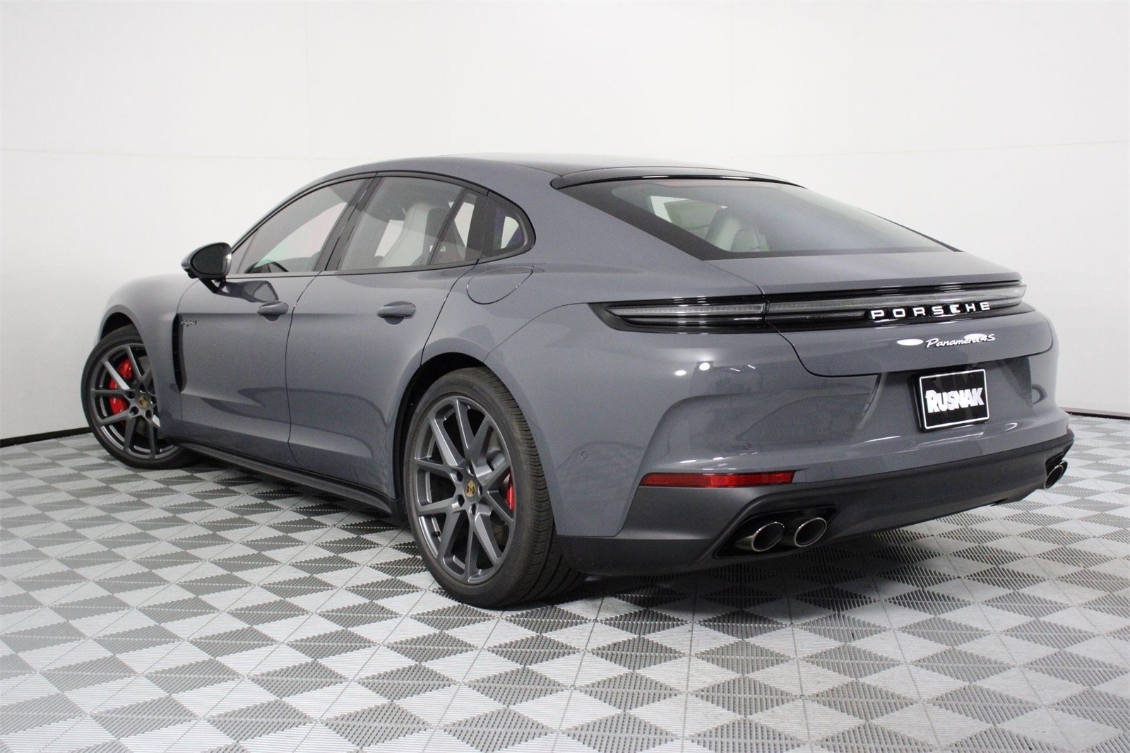 2026 Porsche Panamera E-Hybrid 4S photo 3