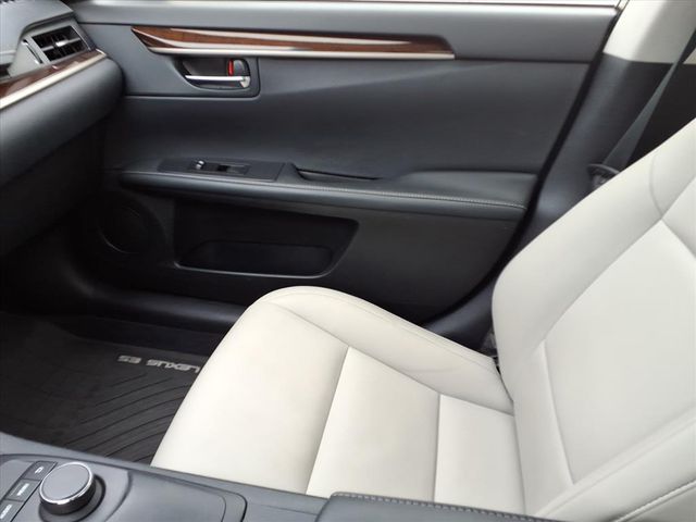 2013 Lexus ES 350 photo 16