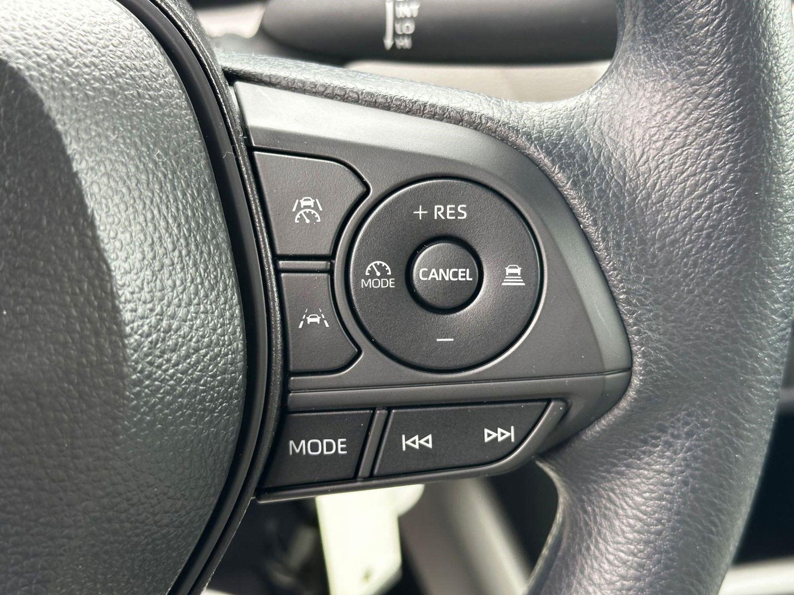 2025 Toyota Corolla Cross L photo 16