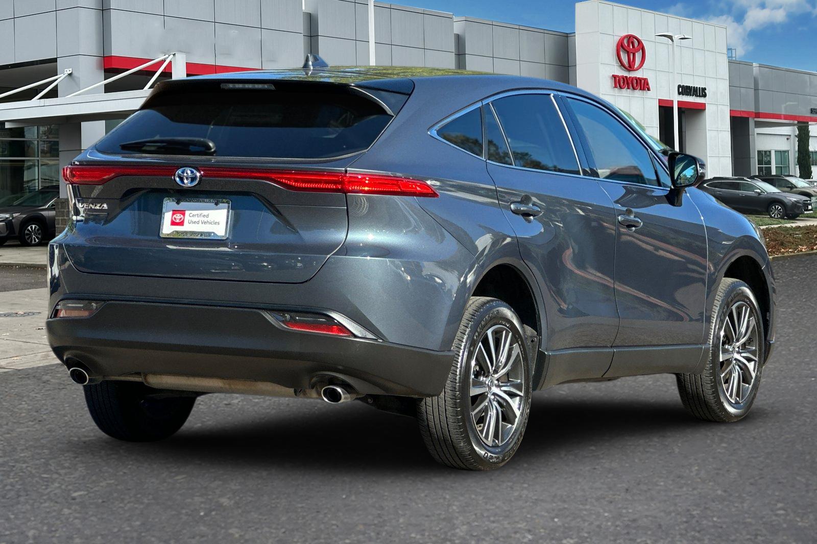 2024 Toyota Venza LE photo 3
