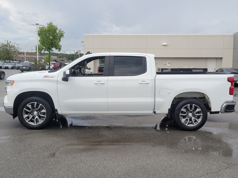 2024 Chevrolet Silverado 1500 LT photo 4