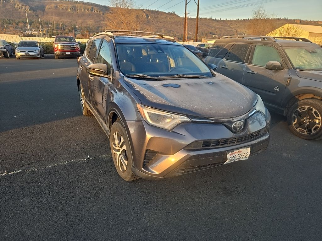 2017 Toyota RAV4 LE's photo