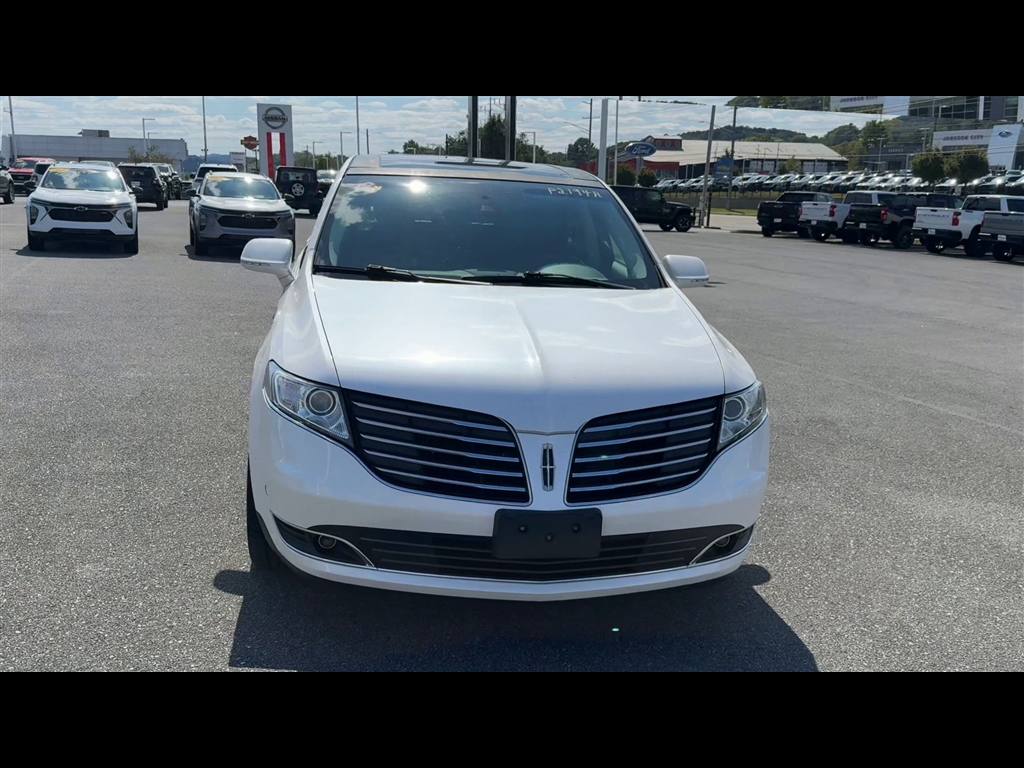 2019 Lincoln MKT photo 2