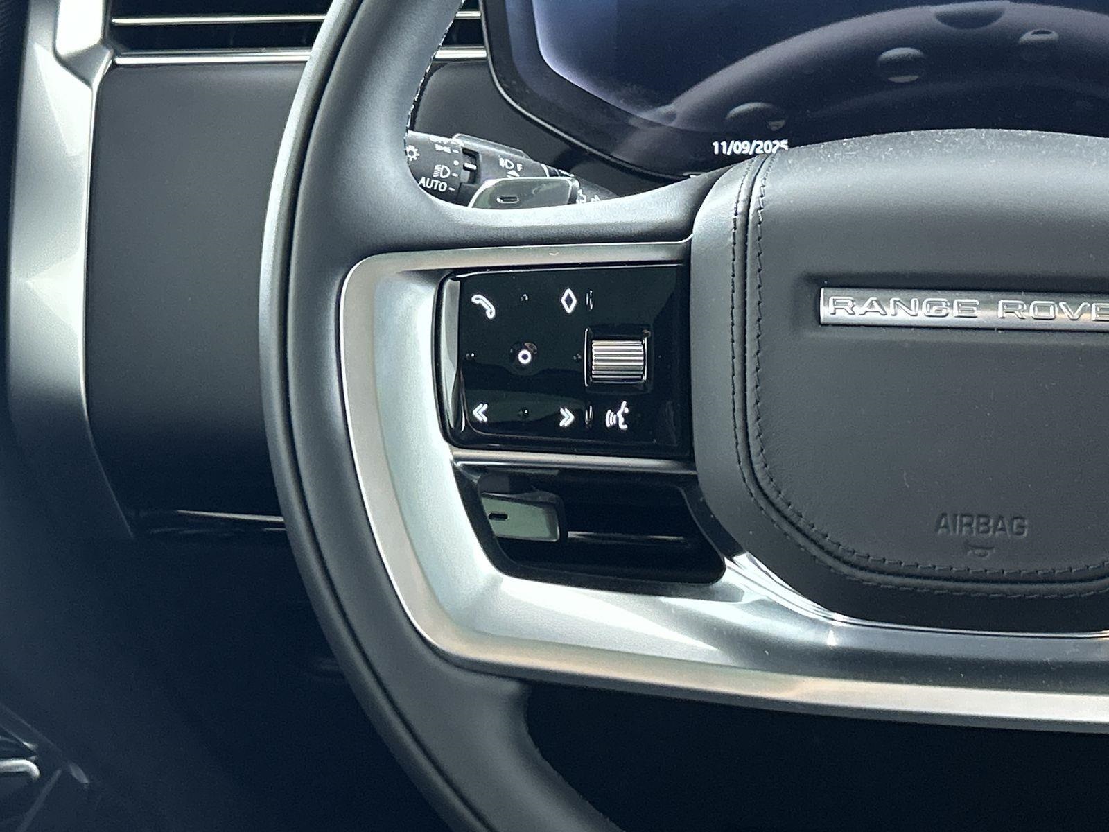 2025 Land Rover Range Rover SE photo 11