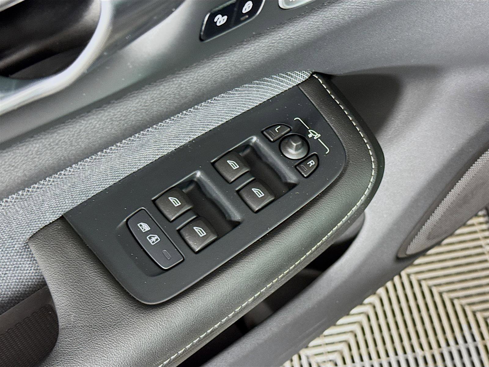 2024 Volvo S60 Recharge Ultimate Black Edition photo 19