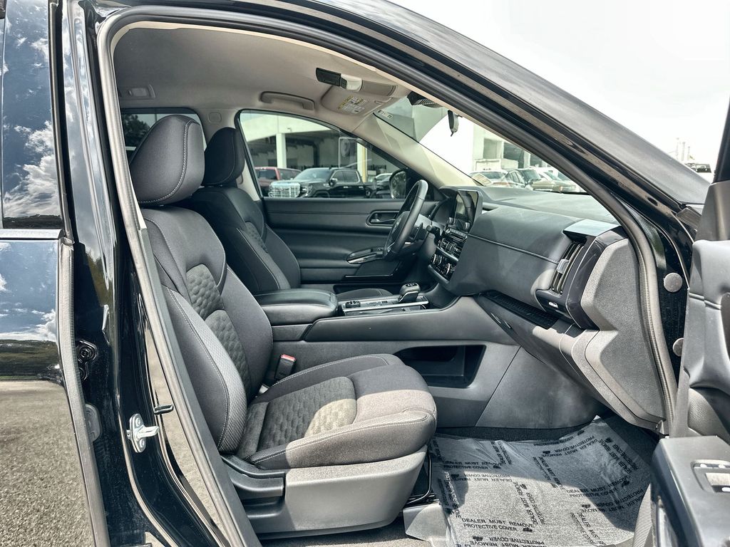 2024 Nissan Pathfinder SV photo 26