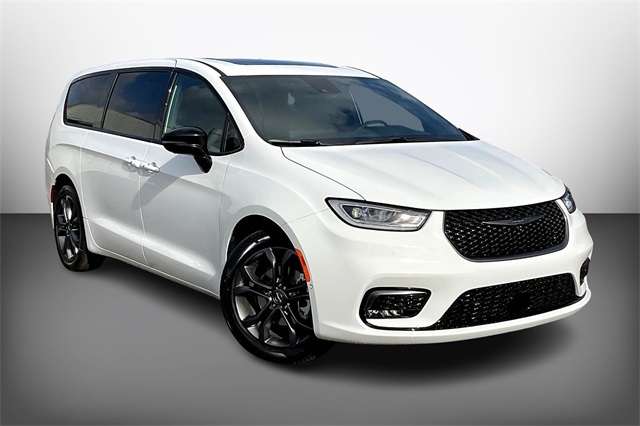 2026 Chrysler Pacifica Select's photo