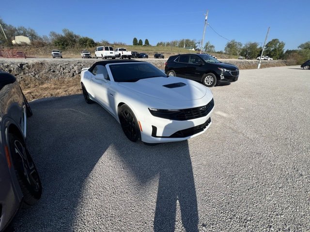 2021 Chevrolet Camaro LT1 photo 2