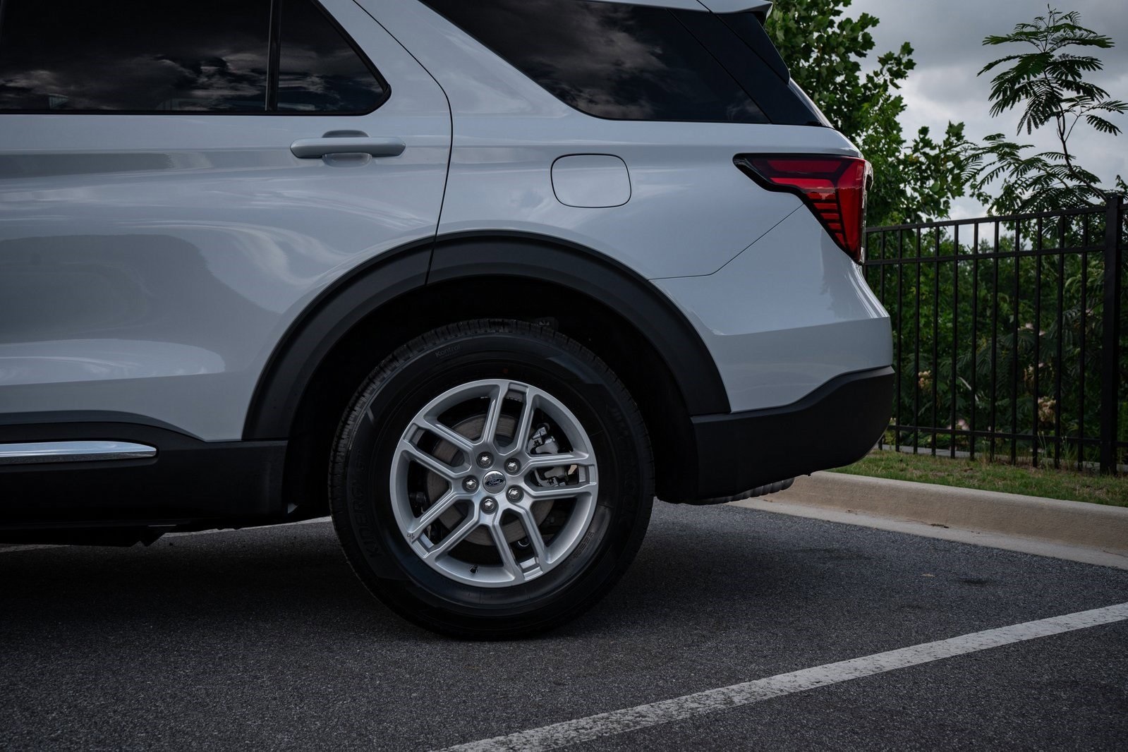 2025 Ford Explorer photo 3