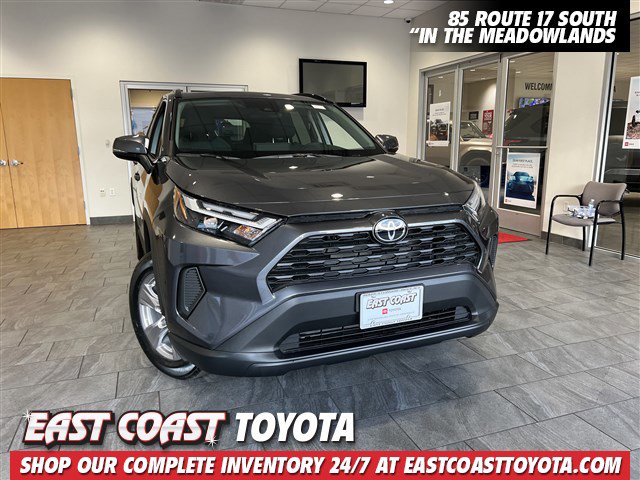 2025 Toyota RAV4 XLE's photo