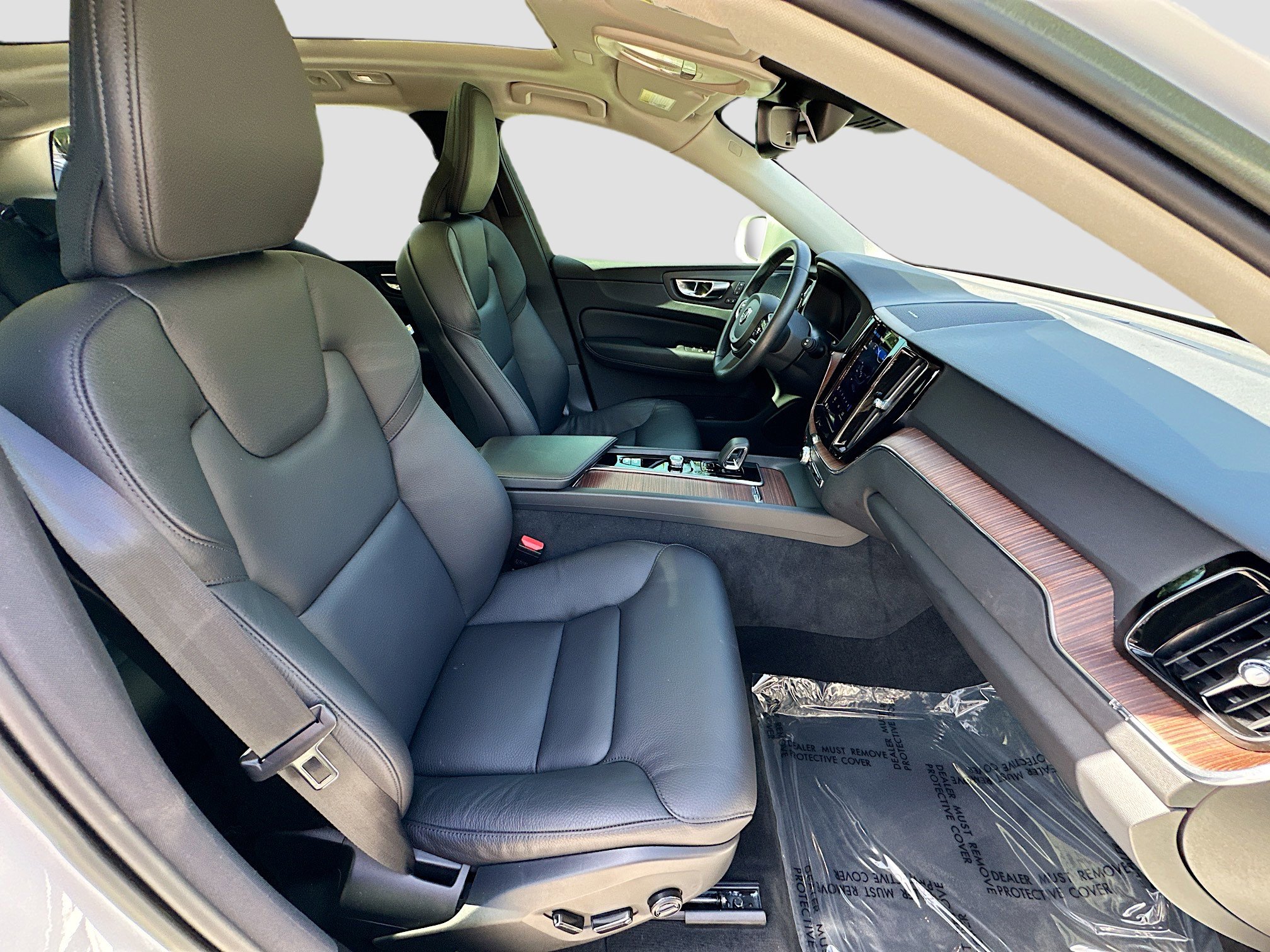 2023 Volvo XC60 Plus photo 32