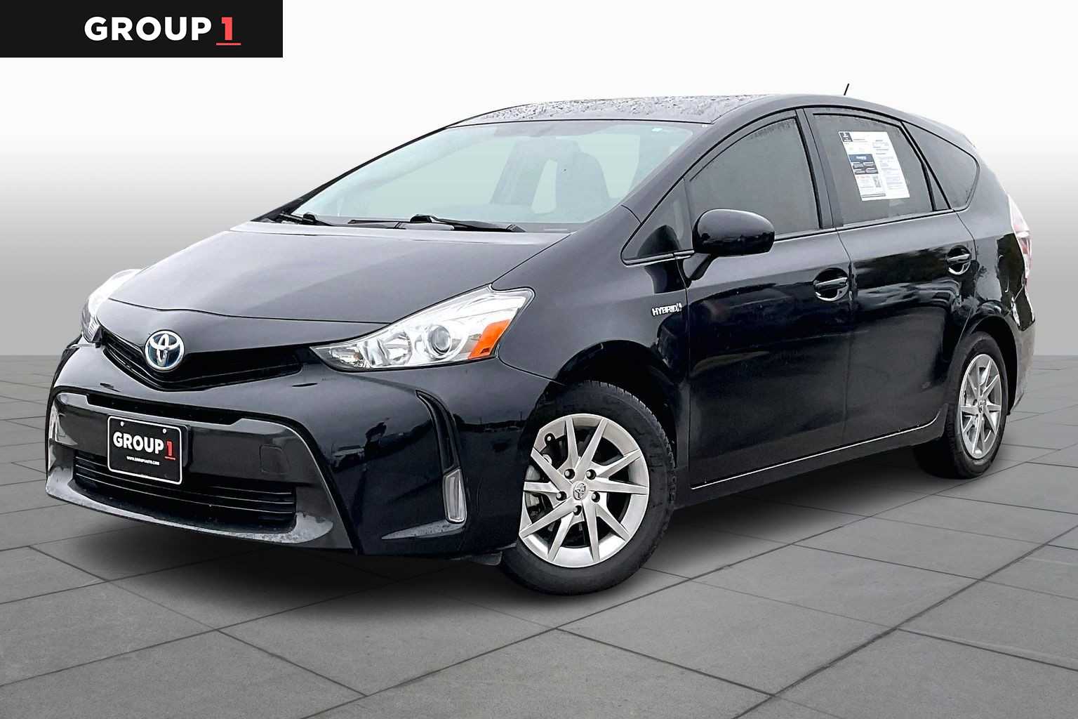 2016 Toyota Prius v Five's photo