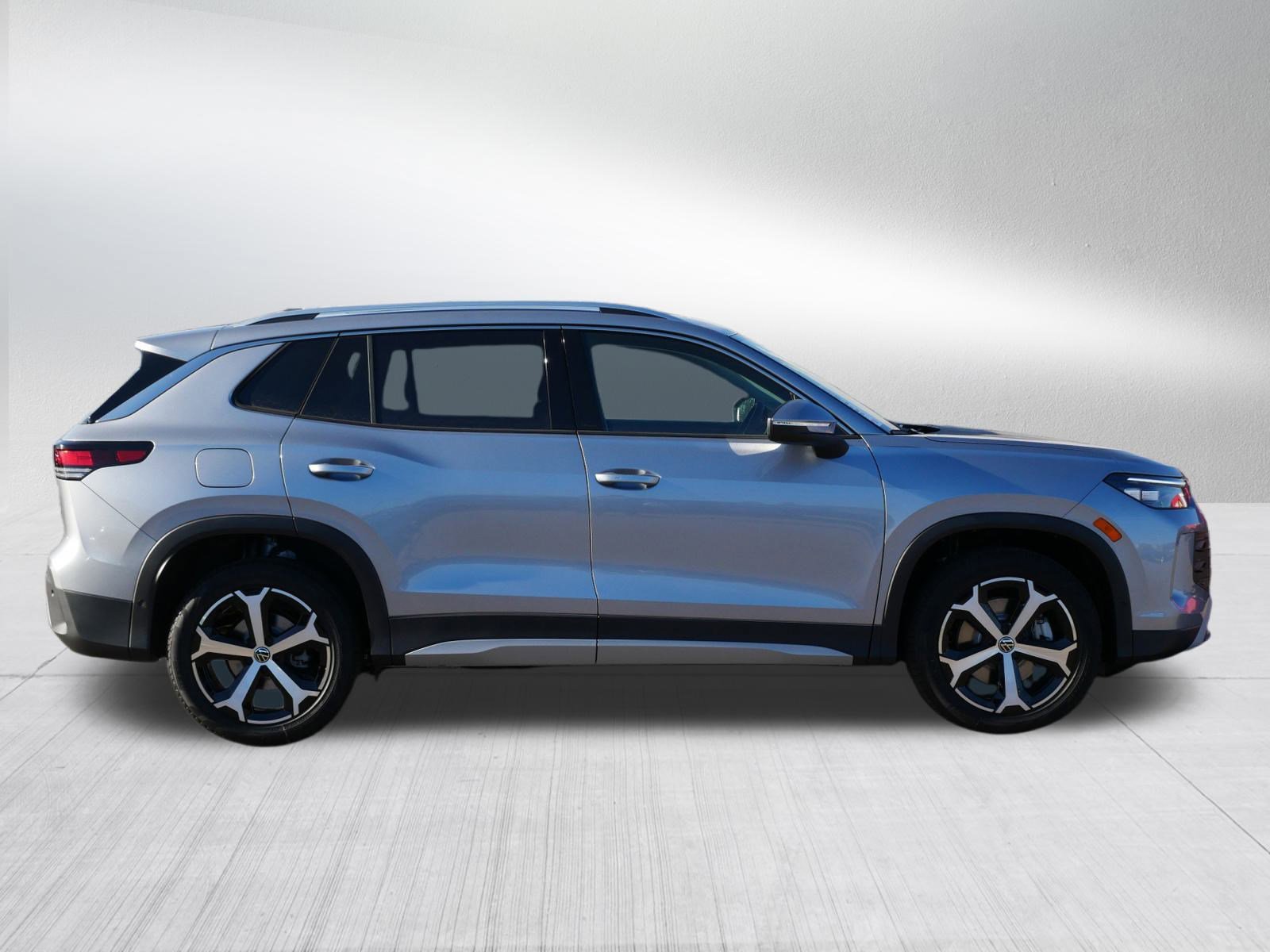 2026 Volkswagen Tiguan SE photo 2