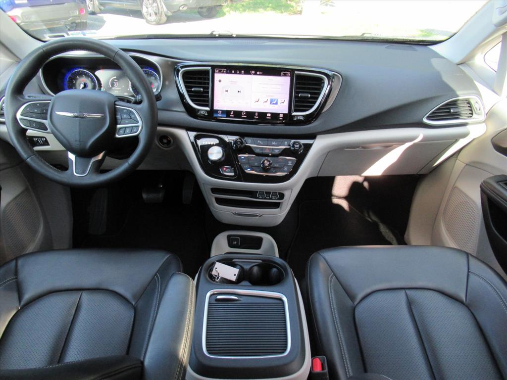 2023 Chrysler Pacifica Touring L photo 11