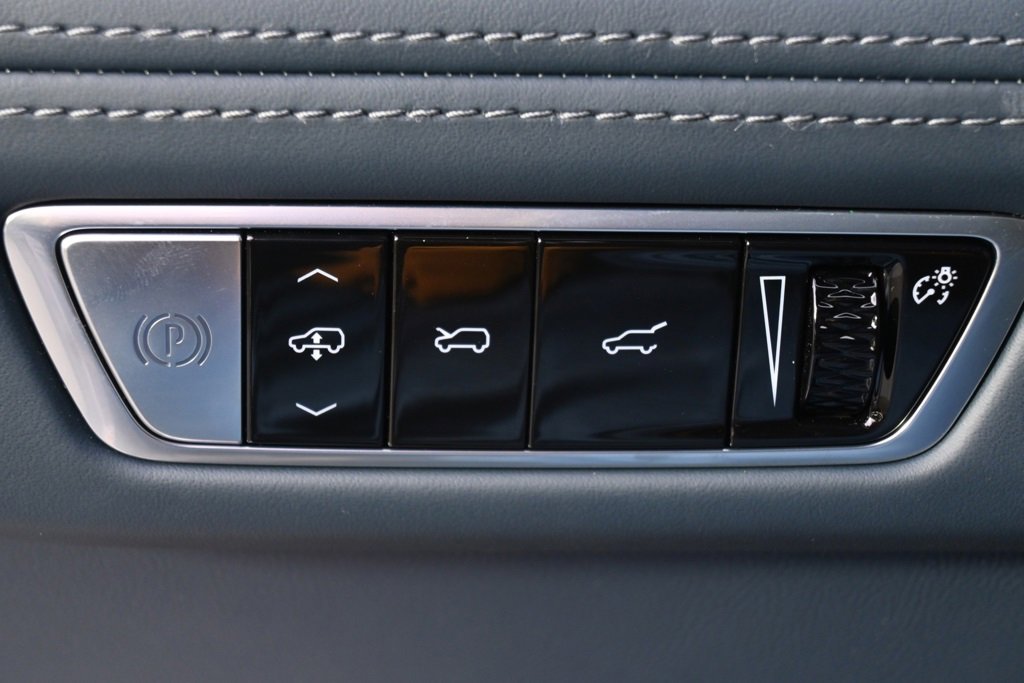 2025 Cadillac Escalade IQ Luxury photo 16